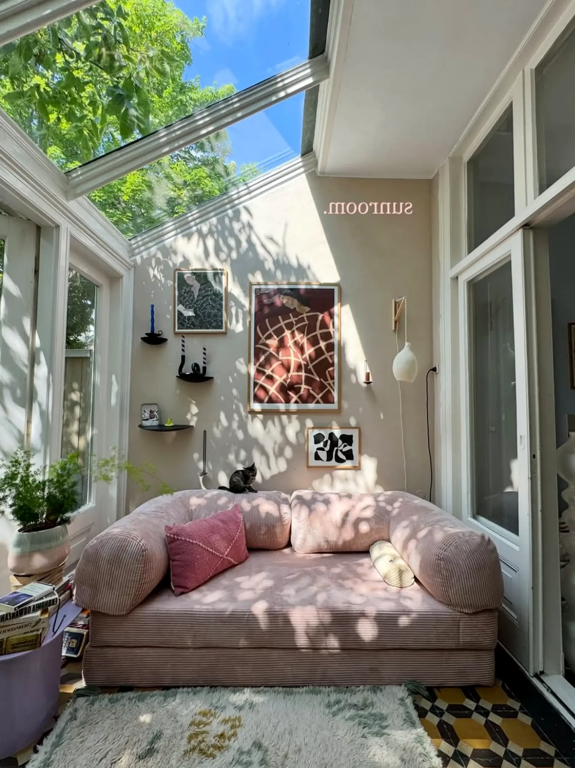 Crisp greenhouse corner adds focus across the sitting area, giving the decor a finish that feels comfortable in daily use.