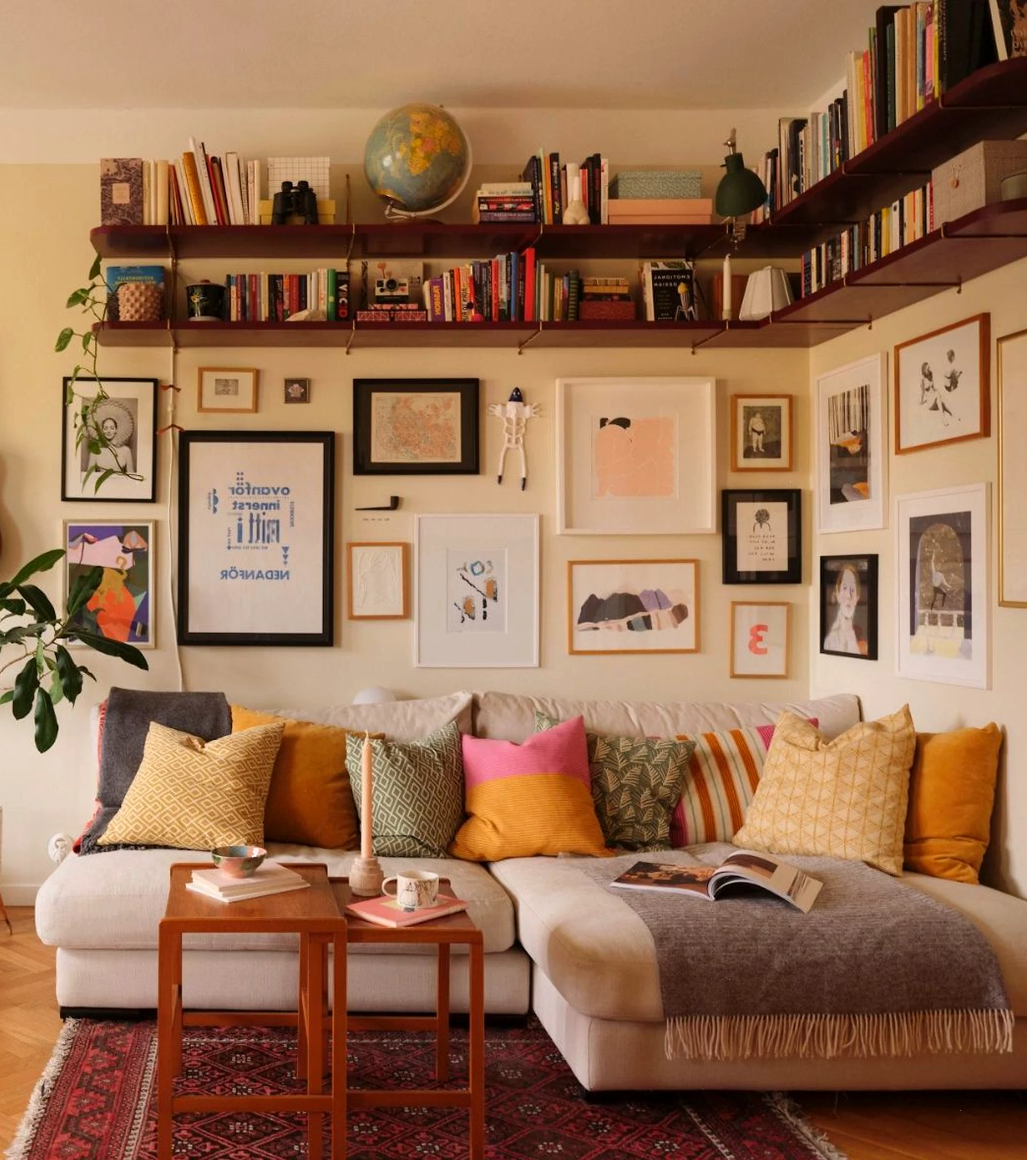 Crisp cabinet wall gives the view more softness, so the whole view feels personal and relaxed.