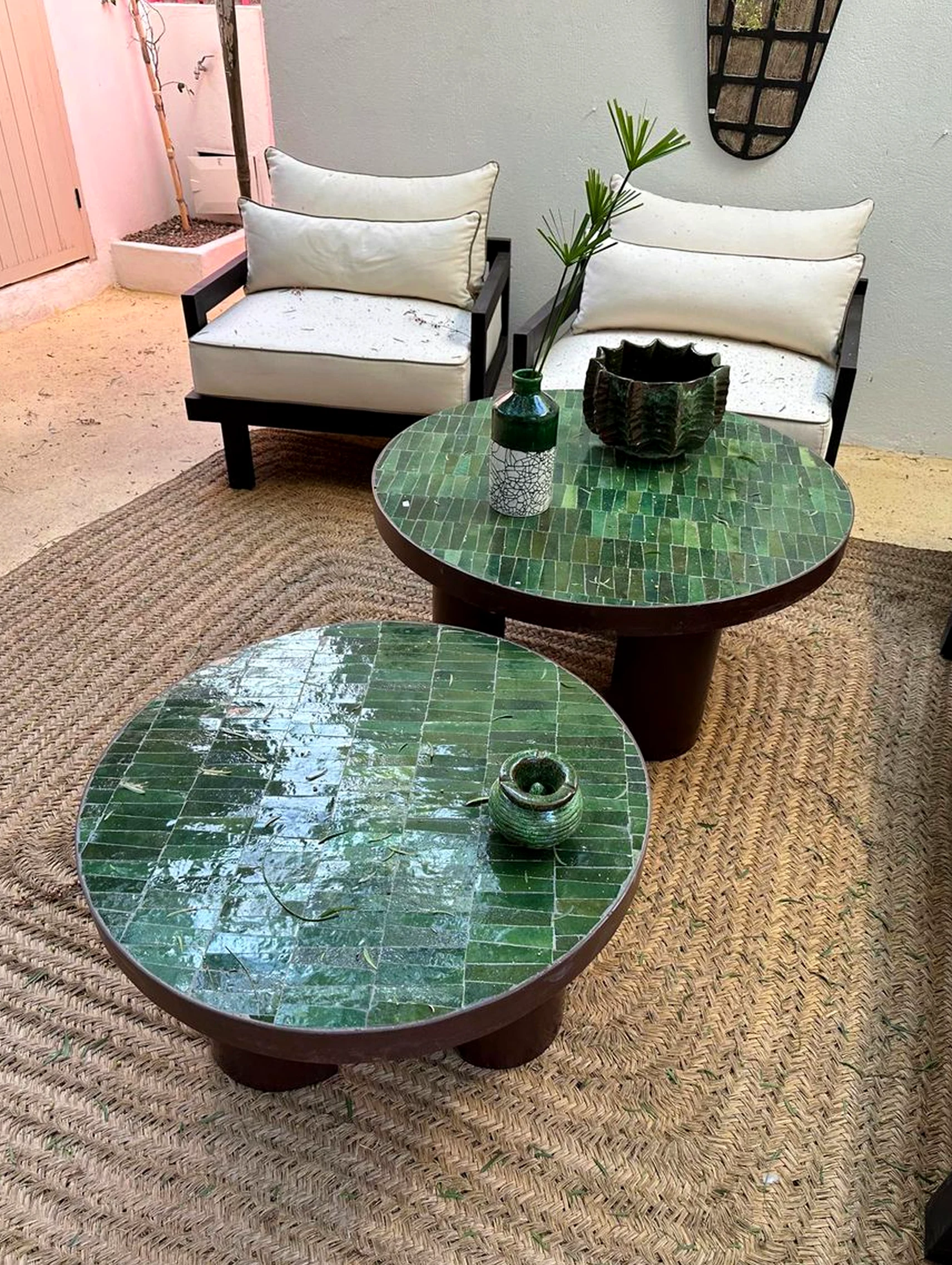 Cozy dining setup draws attention to shape while the sitting area stays open and lived-in.
