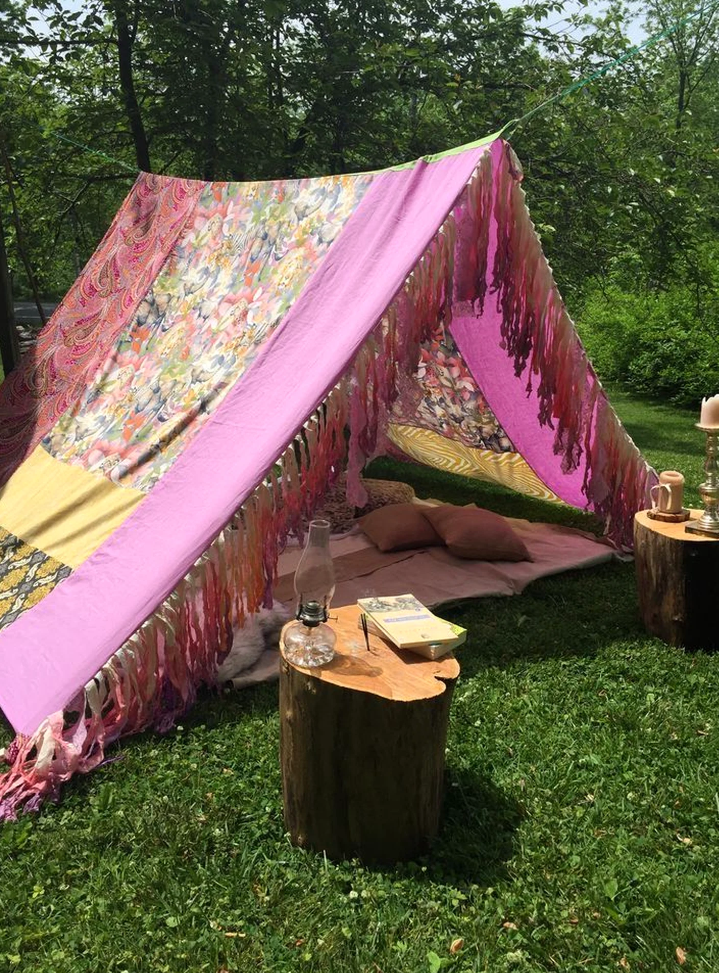 Balanced reading corner gives the backdrop more clarity, so the whole view feels simple yet expressive.