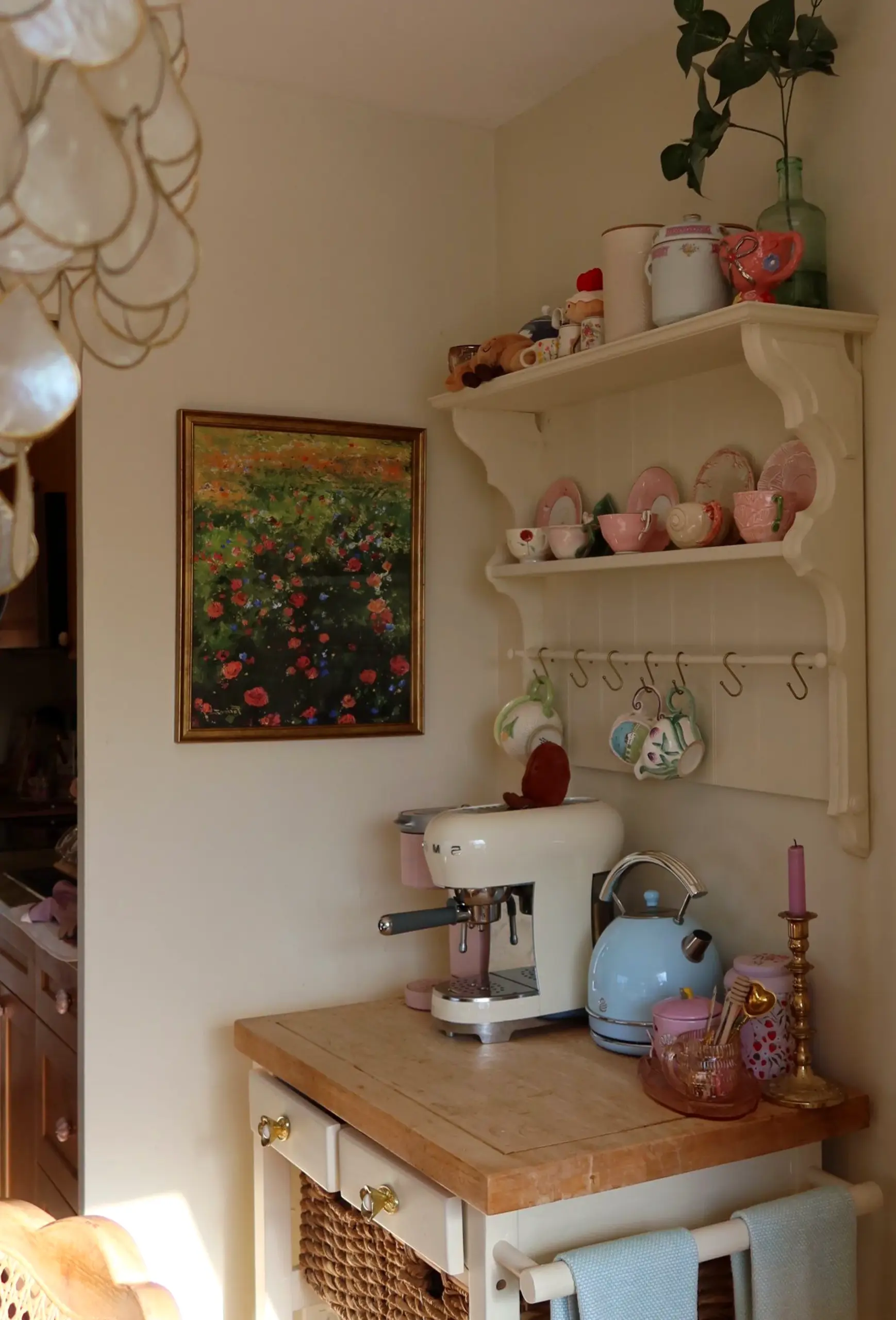 Cozy wood shelving adds a clear layer of character, helping the table feel warm without clutter.
