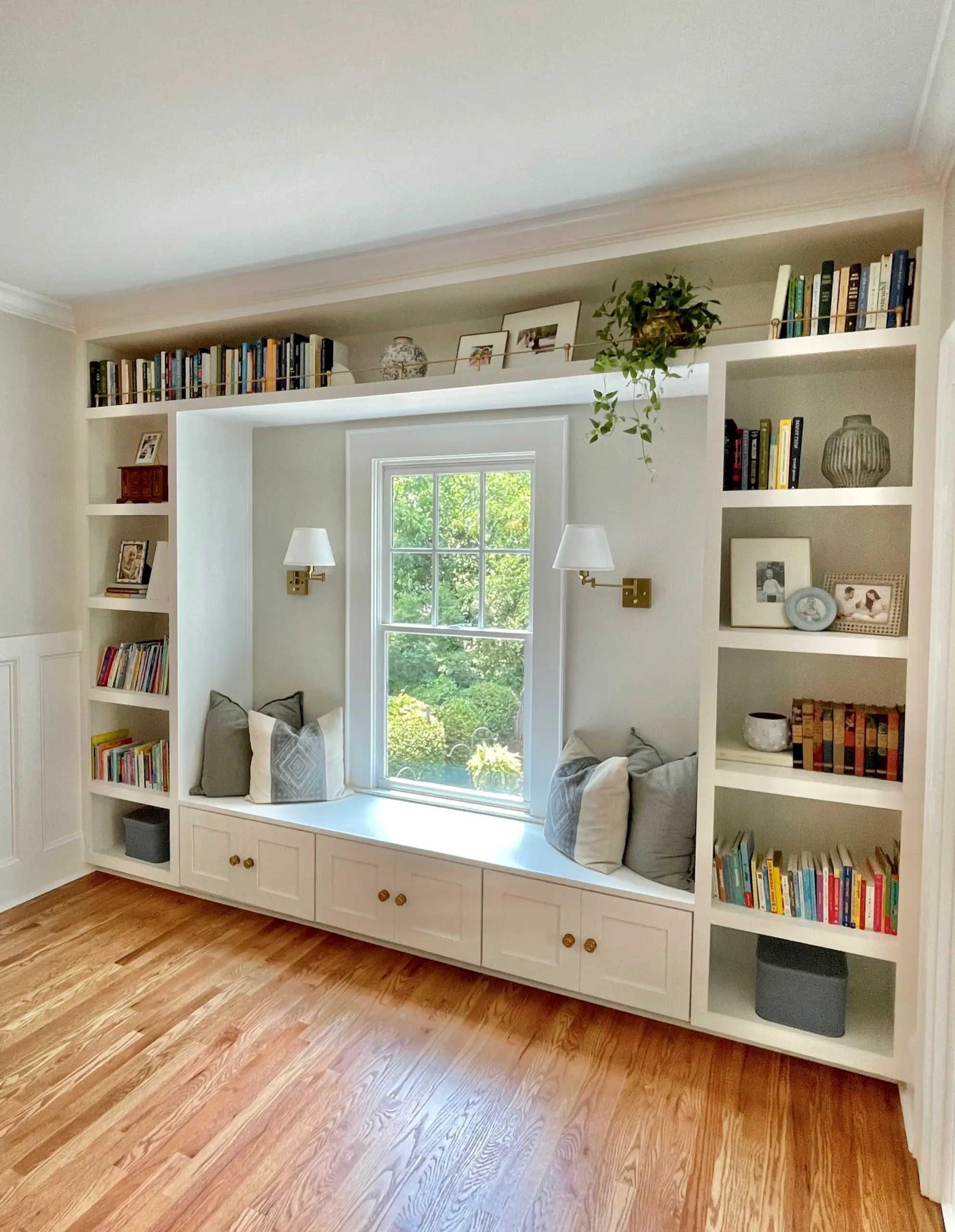 Sunny painted door supports the view through softness, leaving the space feeling pleasantly composed.