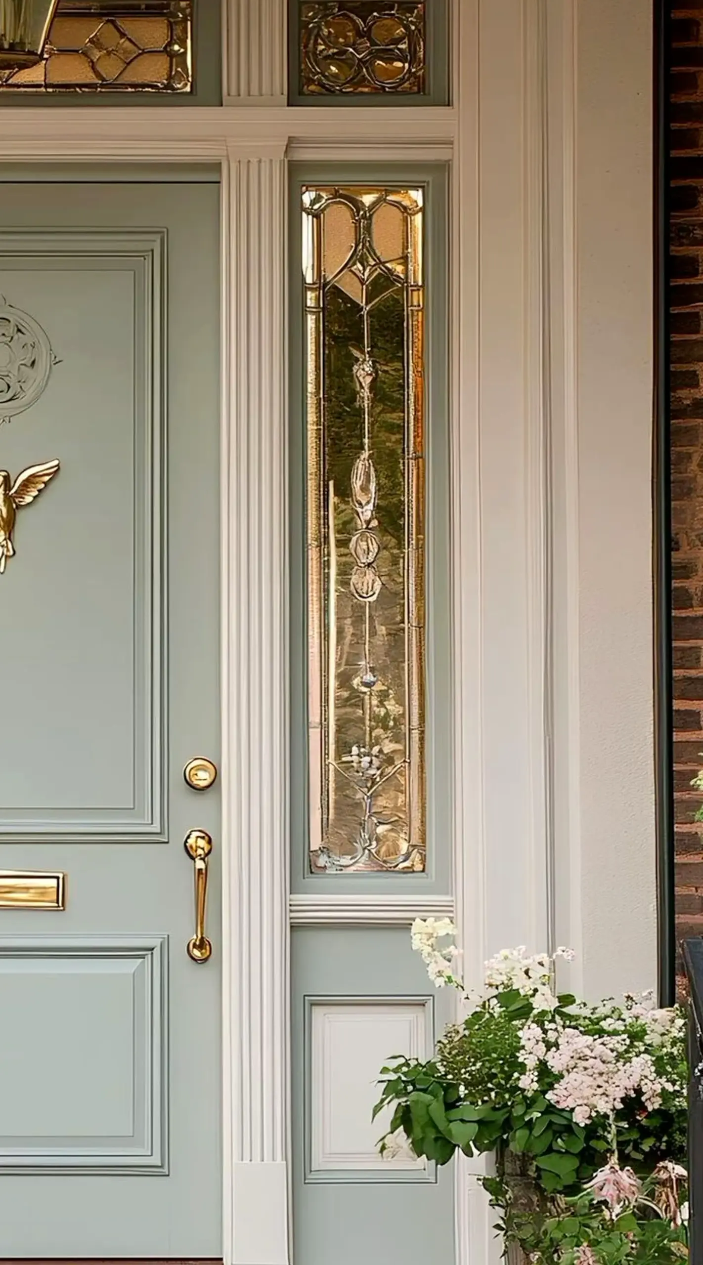 Crisp cabinet wall gives the outdoor space more softness, so the whole view feels visually grounded.