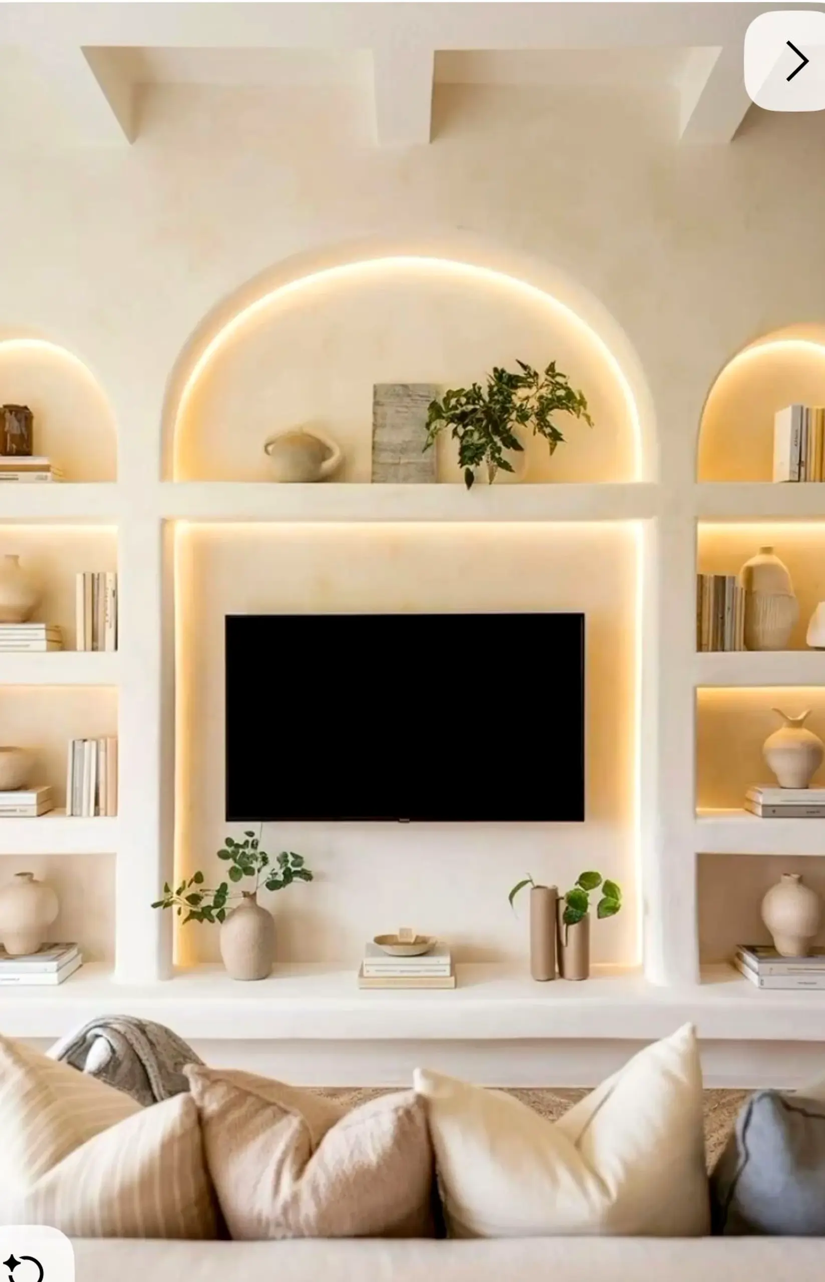 Compact plant shelf gives the arrangement more depth, so the whole view feels clear and inviting.