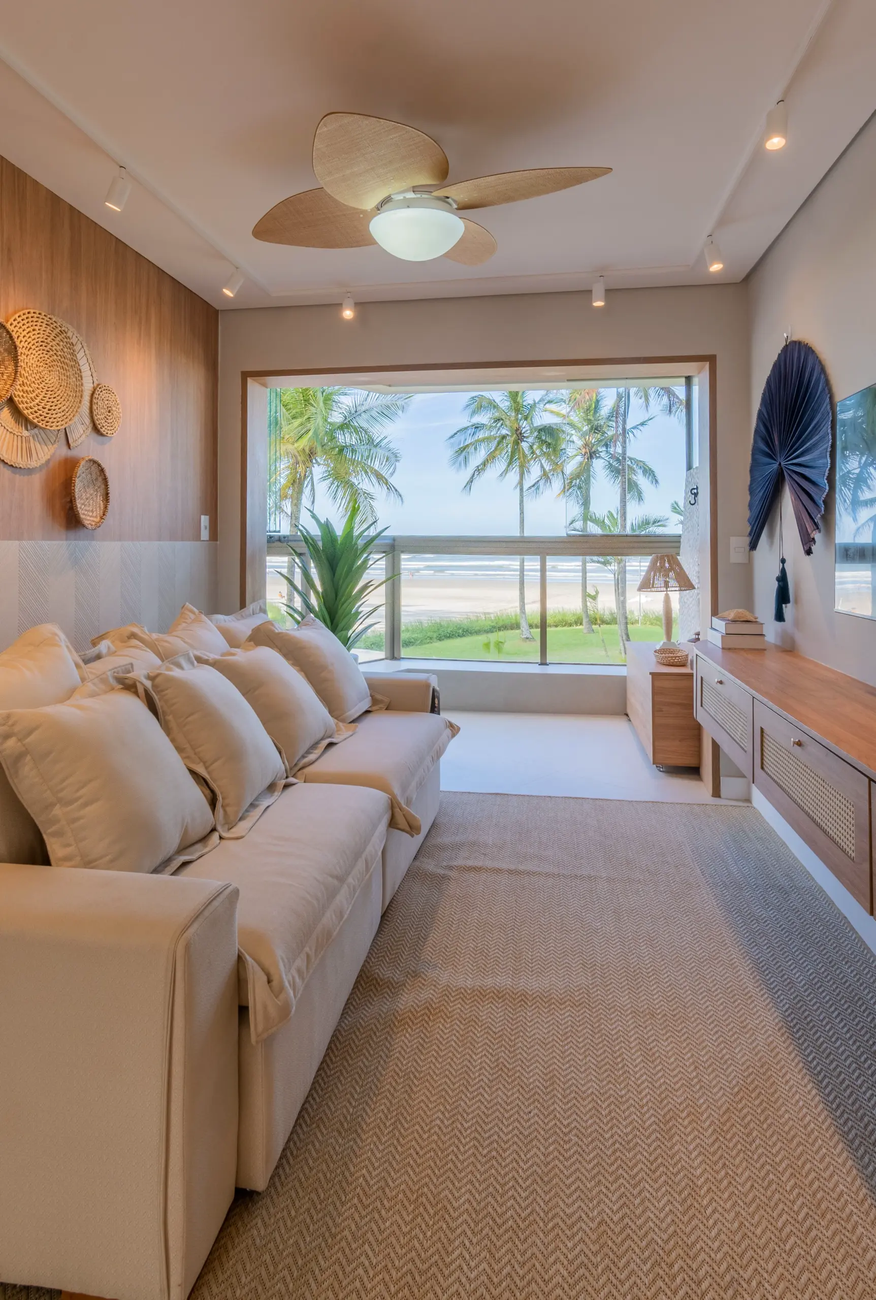 Fresh poolside setting brings a useful note of charm, making the wall feel soft at the edges.
