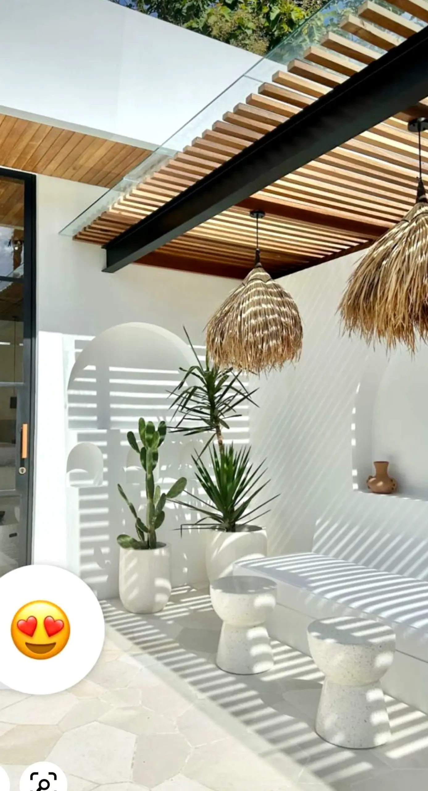 Colorful sunlit room adds clarity across the table, giving the decor a finish that feels clear and inviting.