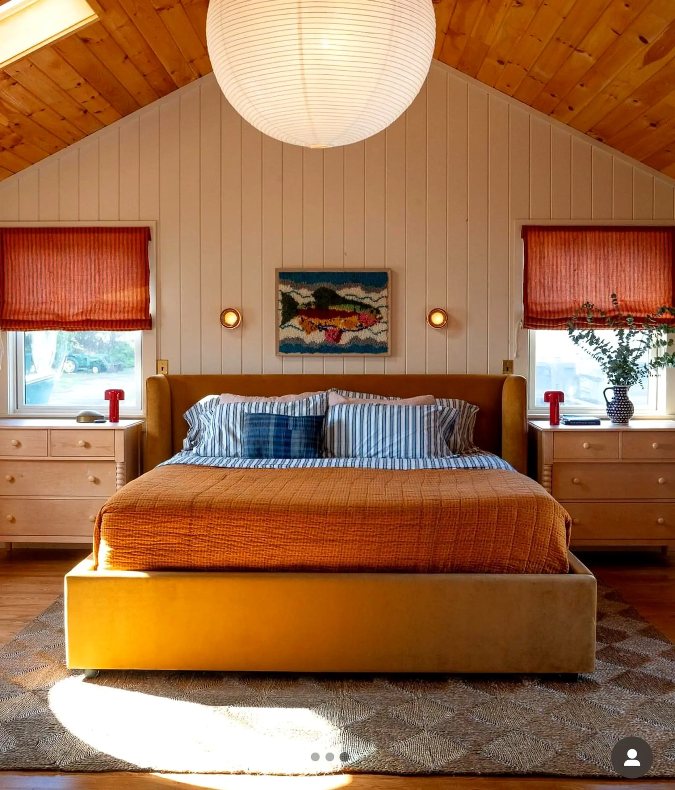 Elegant floral bed adds a clear layer of softness, helping the arrangement feel bright but not busy.