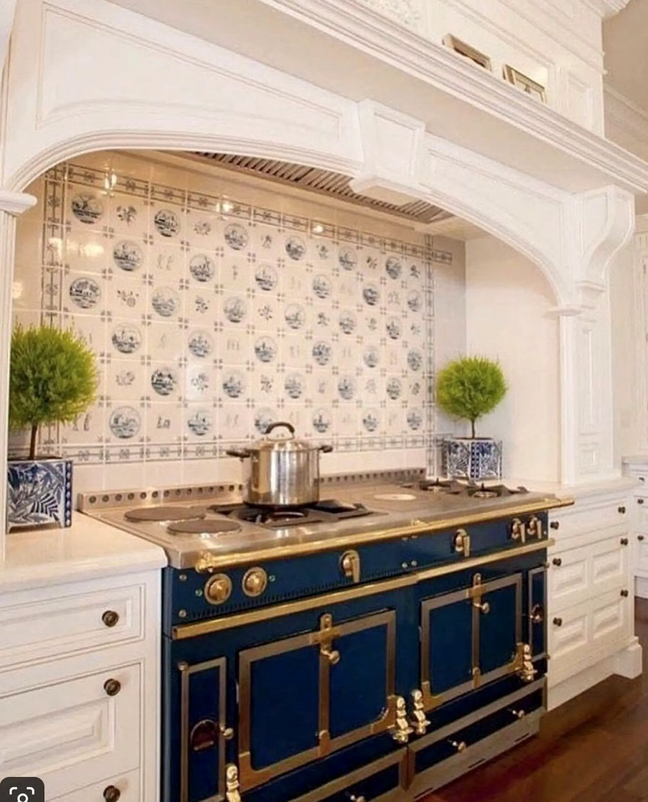 Crisp greenhouse corner adds focus across the backdrop, giving the decor a finish that feels comfortable in daily use.