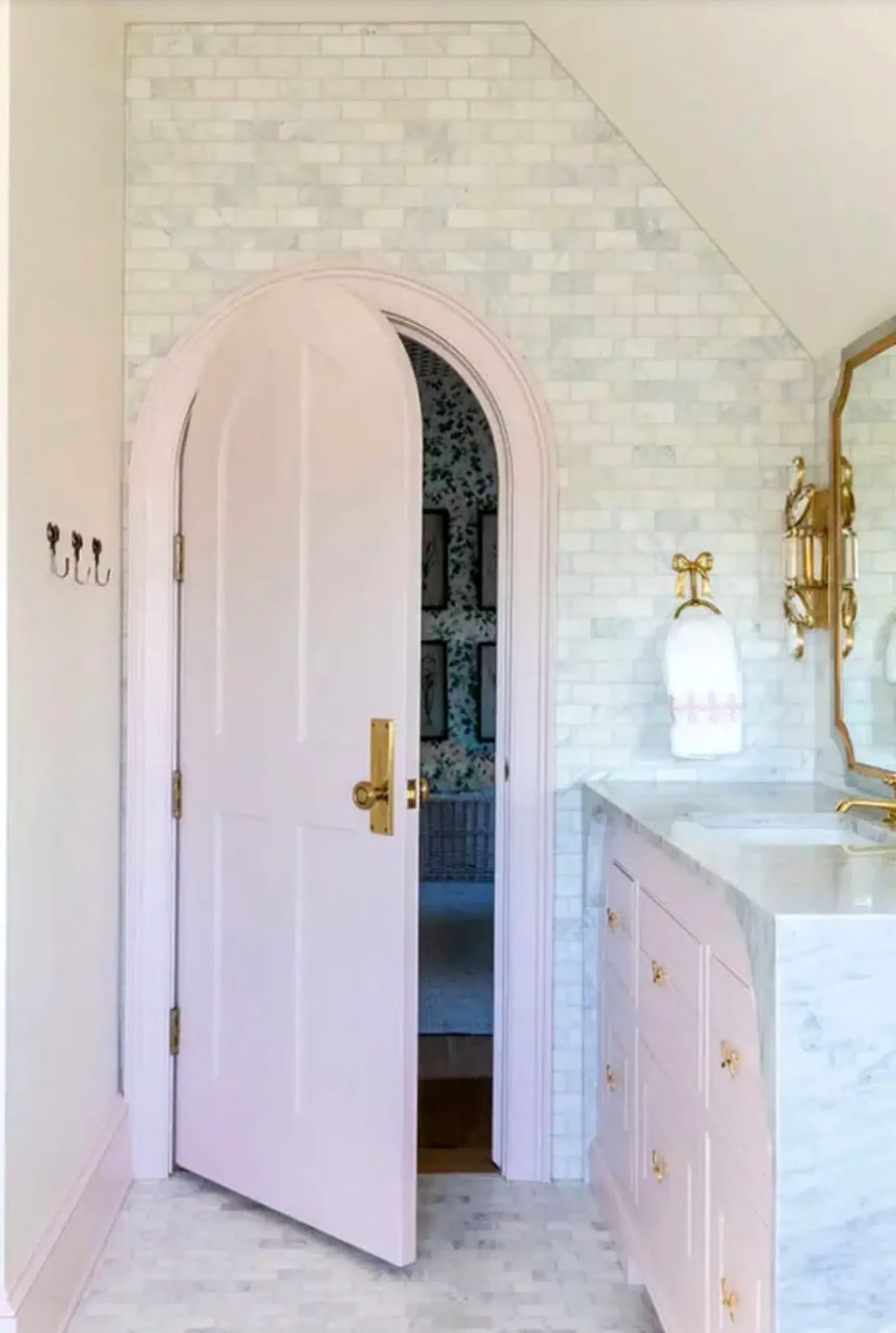 Bright sink area adds a clear layer of detail, helping the table feel clear and inviting.