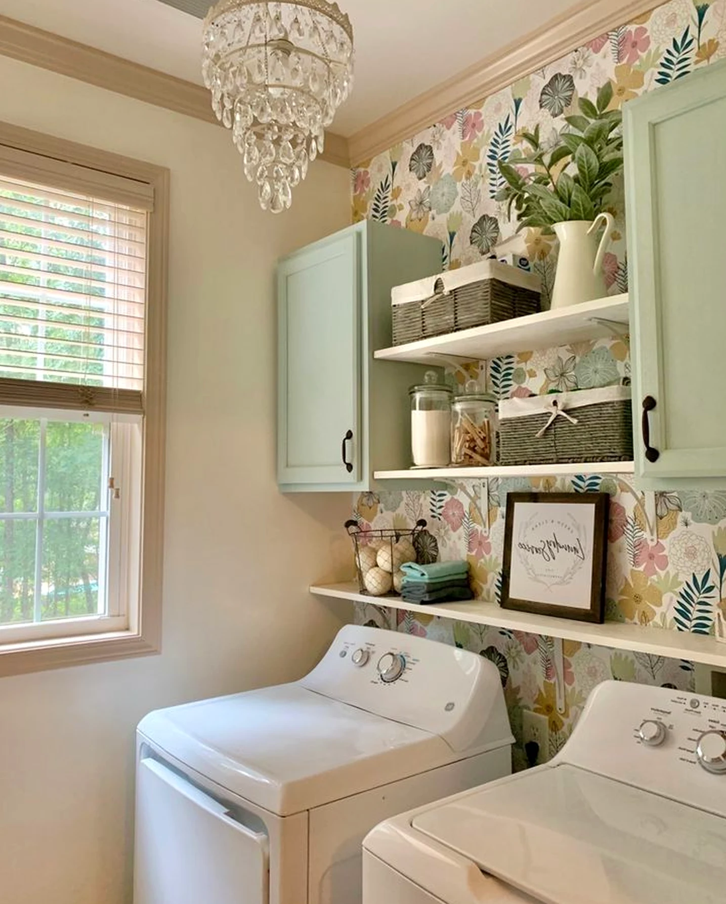 Earthy greenhouse corner adds contrast across the room, giving the decor a finish that feels comfortable in daily use.