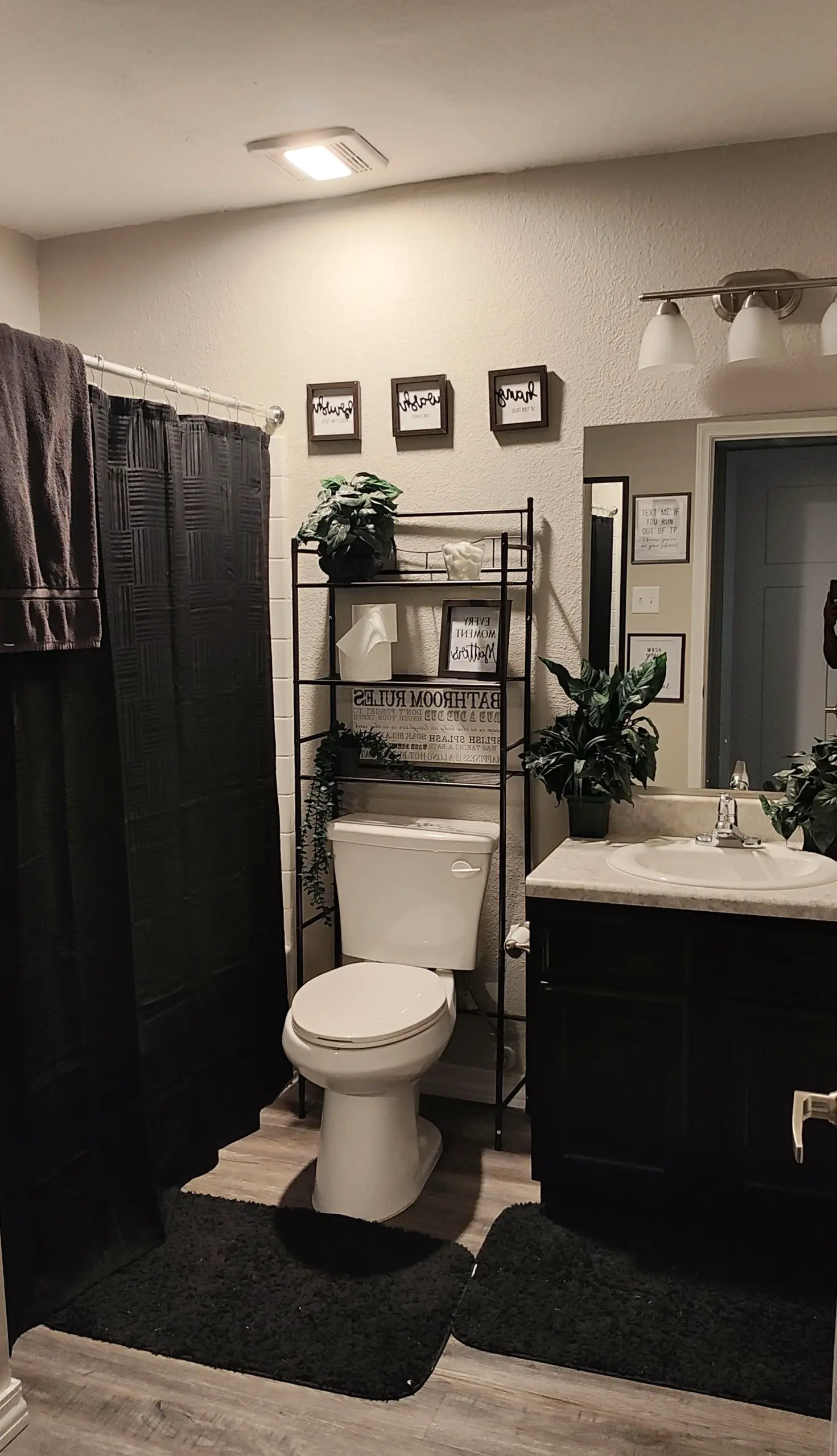 Refined bathroom vanity introduces charm into the view, keeping the atmosphere comfortable in daily use.