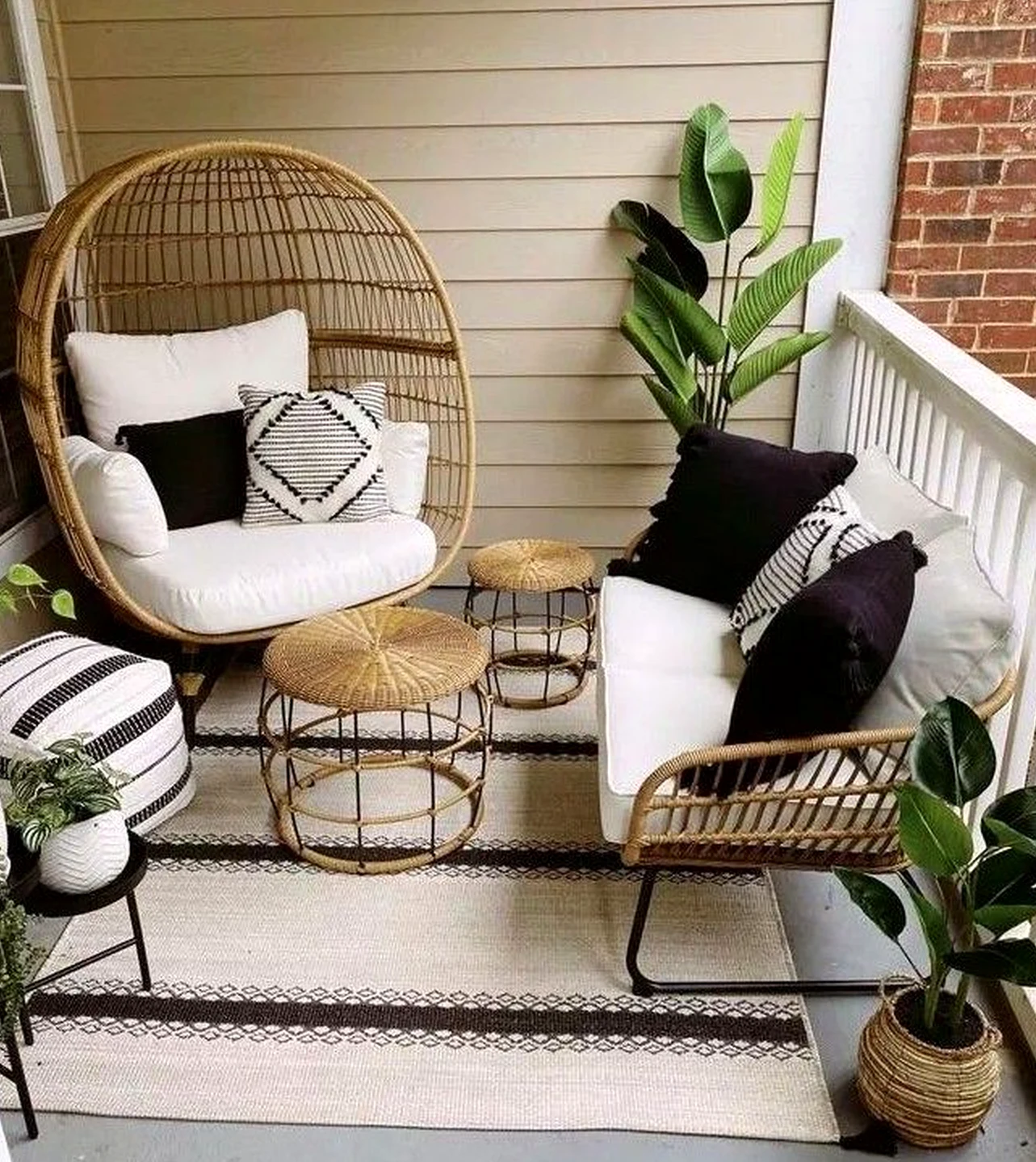 Elegant balcony scene draws attention to charm while the view stays easy to enjoy.