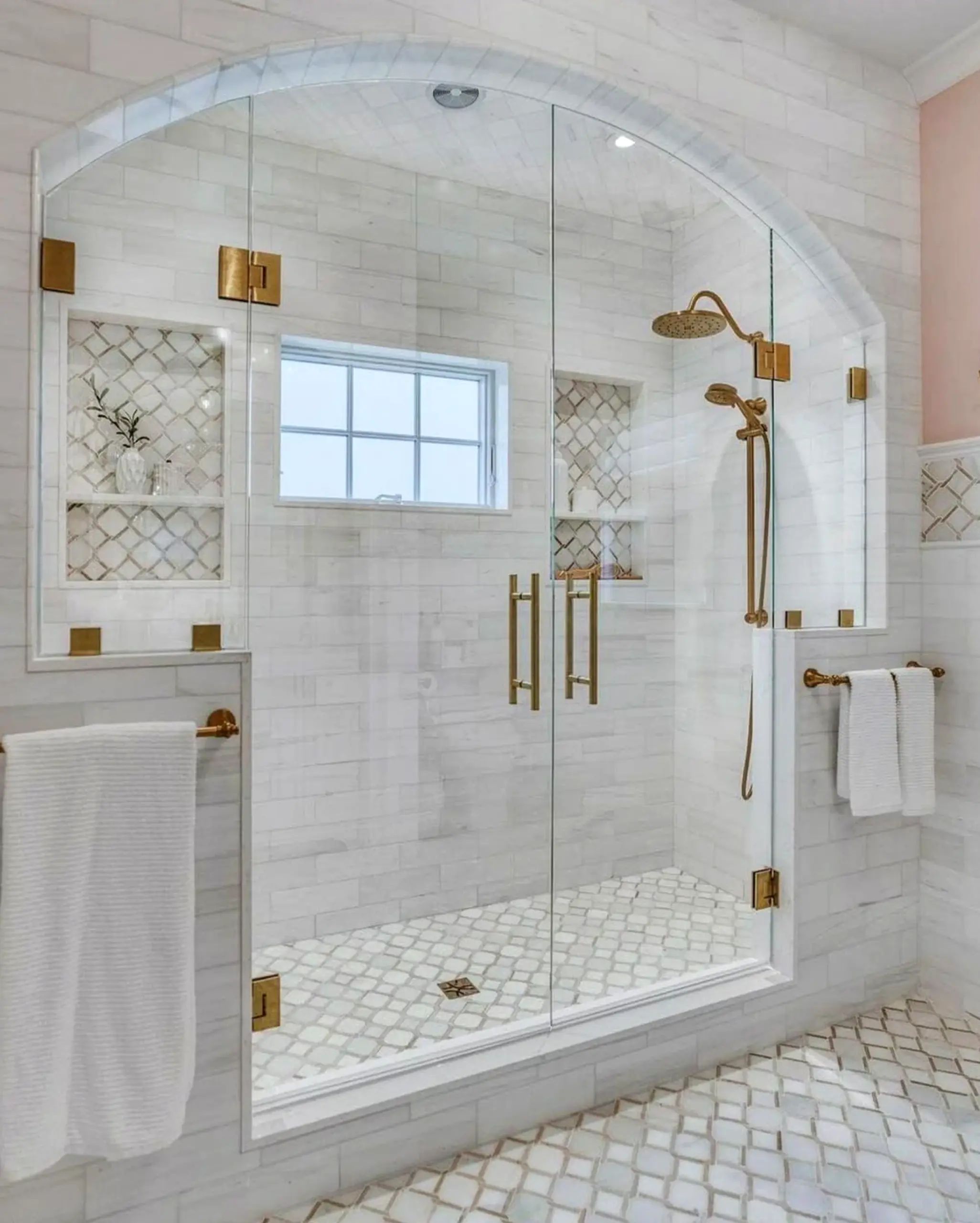 Open sink area supports the wall through softness, leaving the space feeling fresh and intentional.