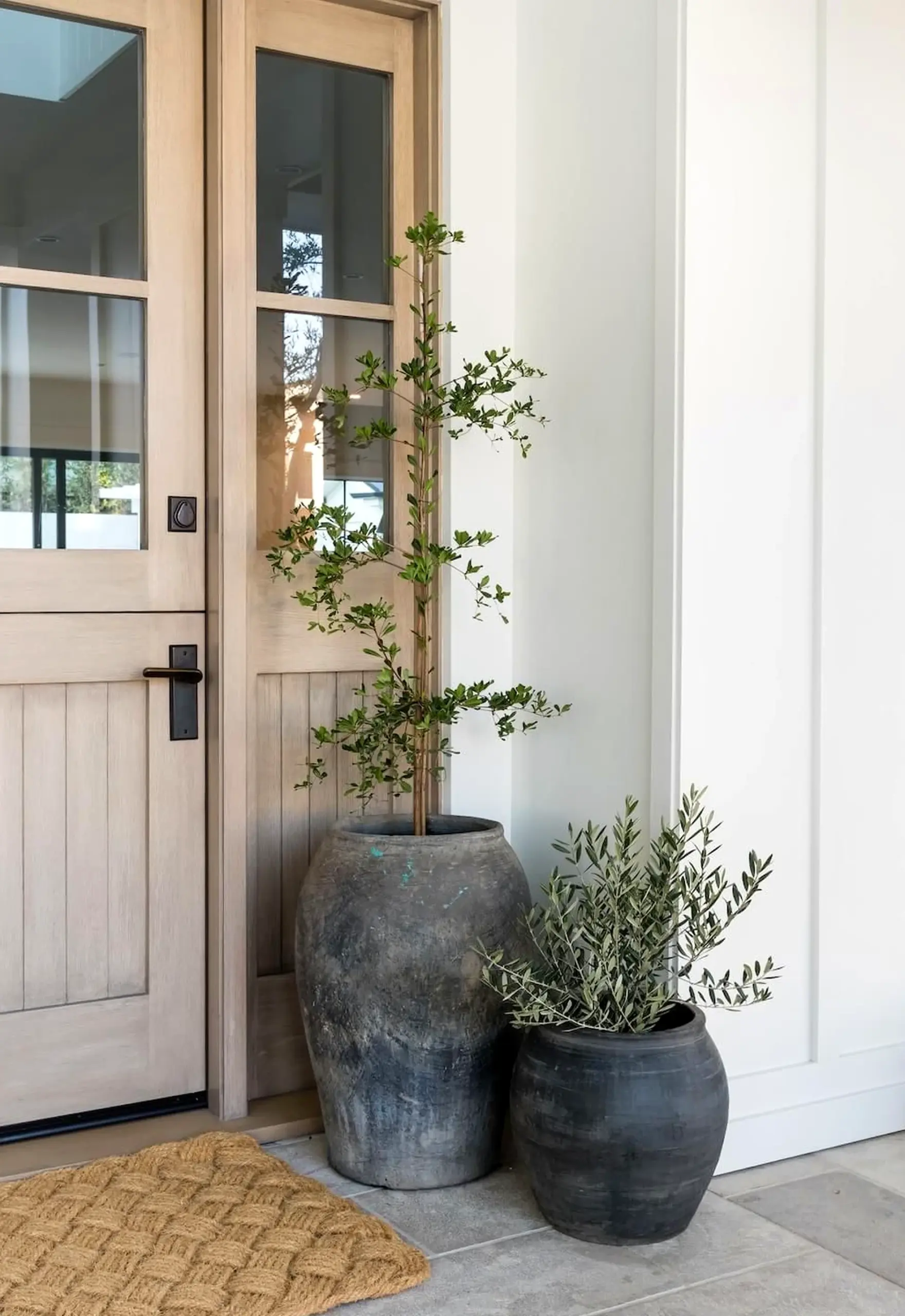 Airy breakfast table draws attention to balance while the backdrop stays easy to enjoy.