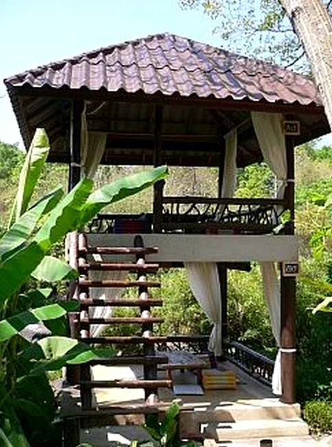 Quiet garden seating gives the outdoor space more freshness, so the whole view feels ready for quiet use.