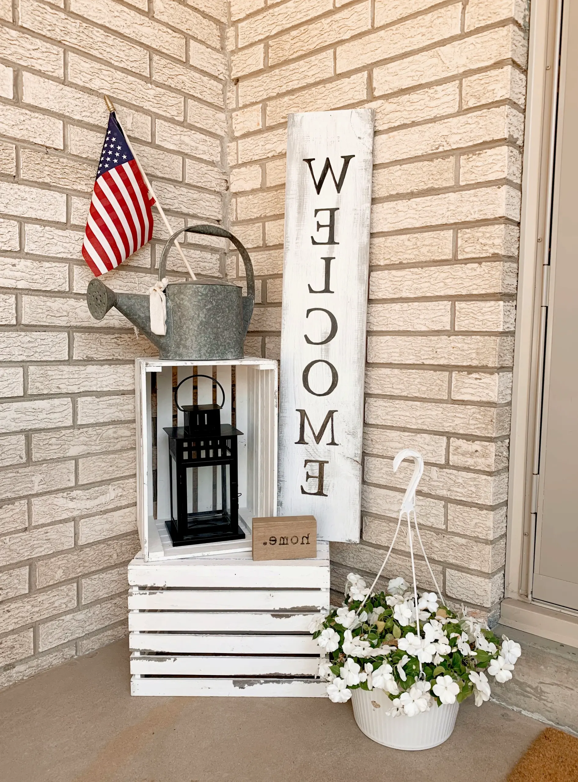 Sculptural tile detail adds freshness across the garden edge, giving the decor a finish that feels clear and inviting.
