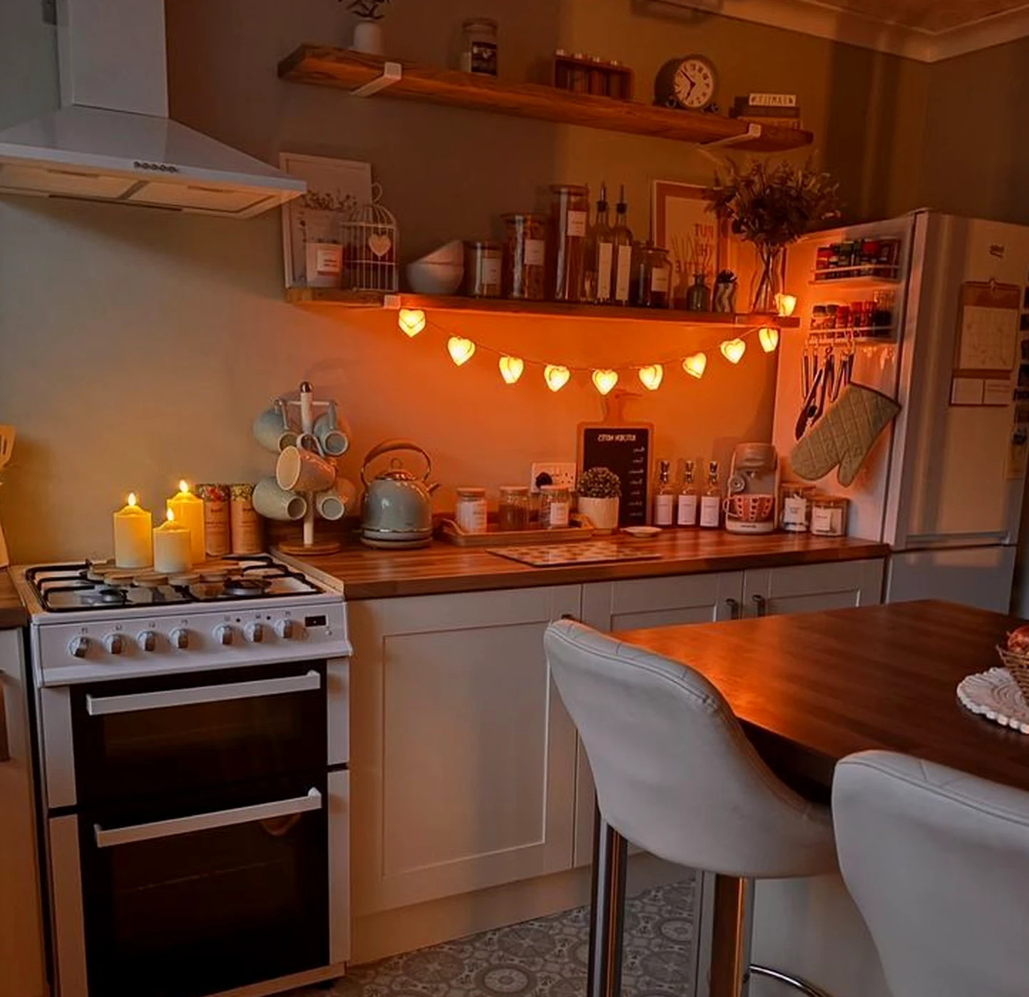 Polished wall niche adds detail across the backdrop, giving the decor a finish that feels quietly finished.