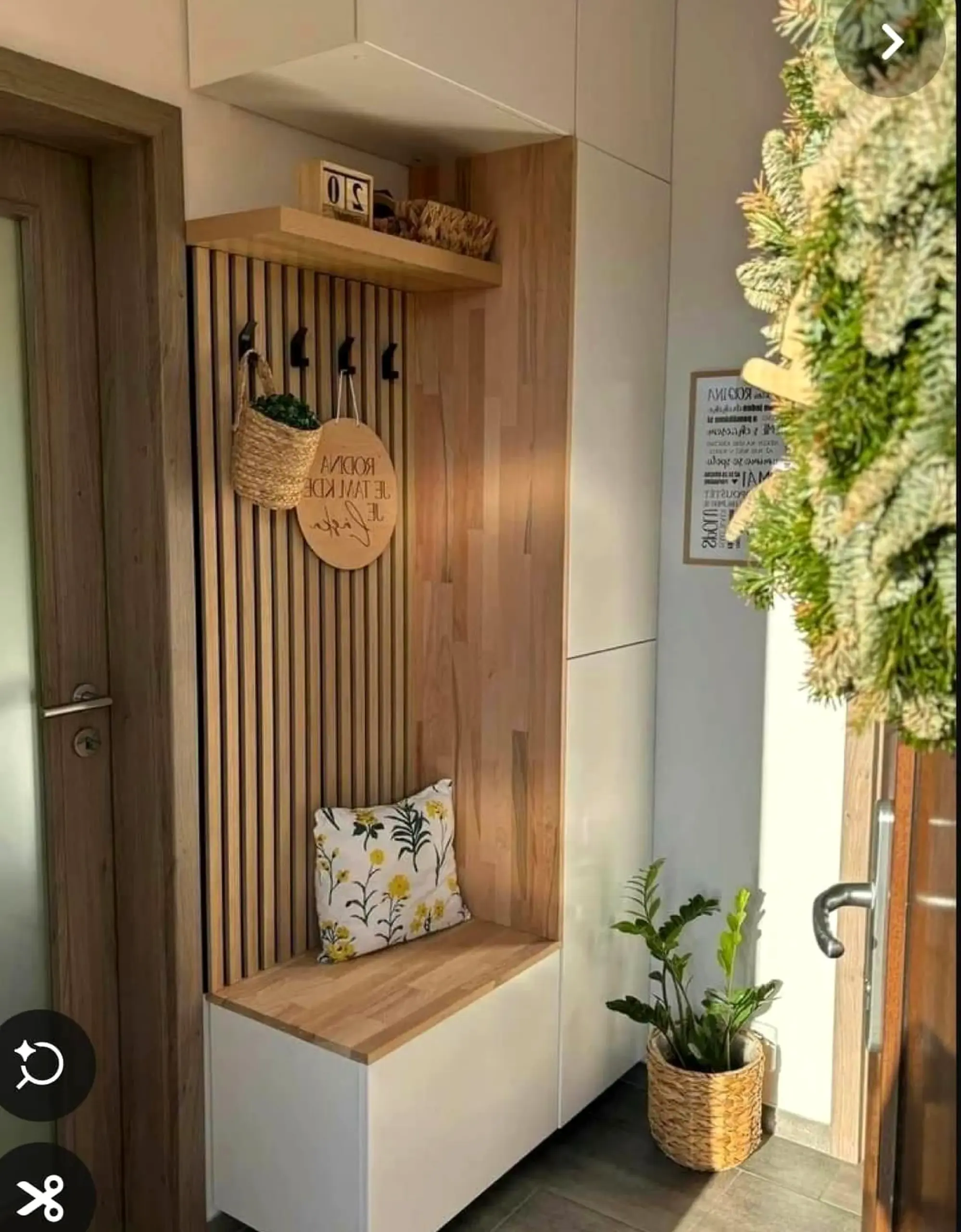 Crisp vase display gives the garden edge more shape, so the whole view feels bright but not busy.