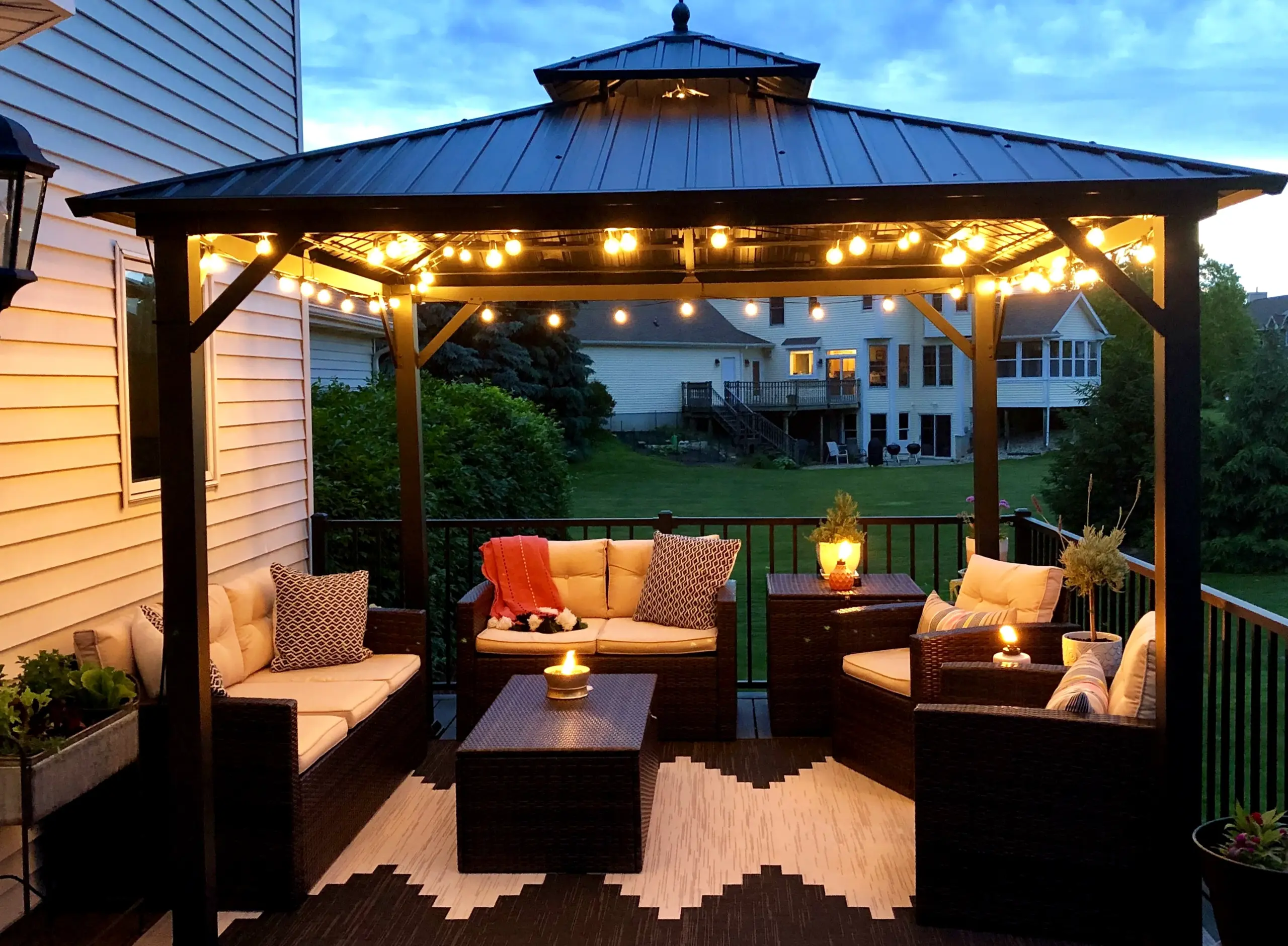 Quiet garden seating introduces comfort into the setting, keeping the atmosphere clear and inviting.