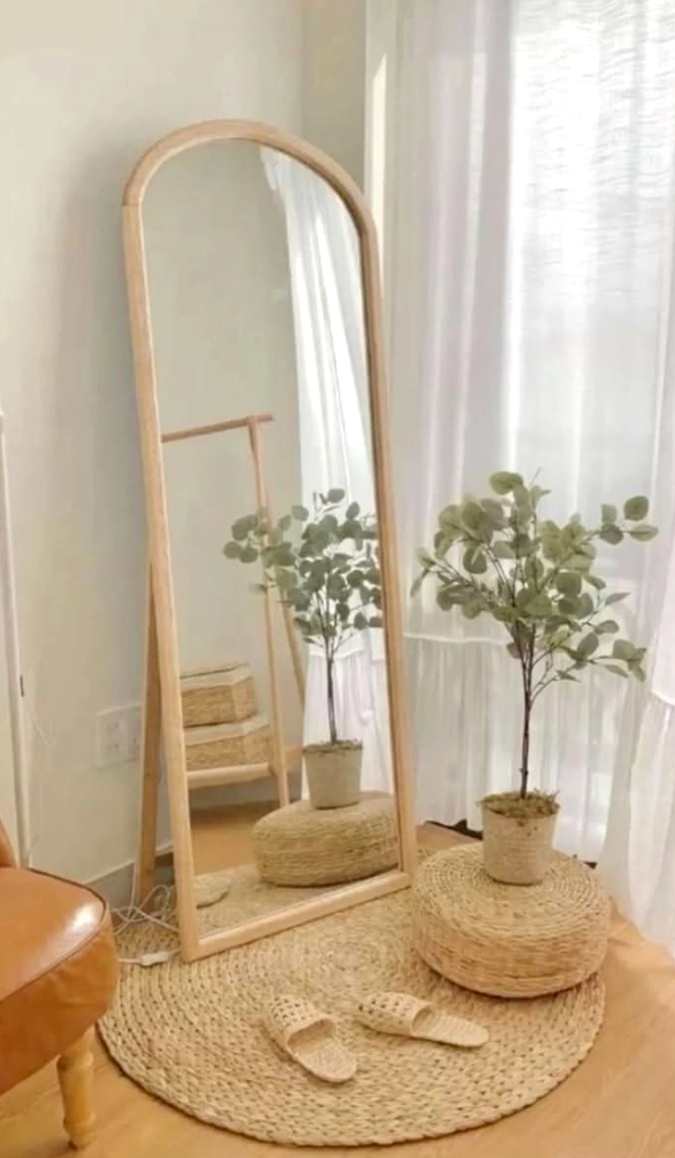 Inviting storage corner adds character across the sitting area, giving the decor a finish that feels open and lived-in.